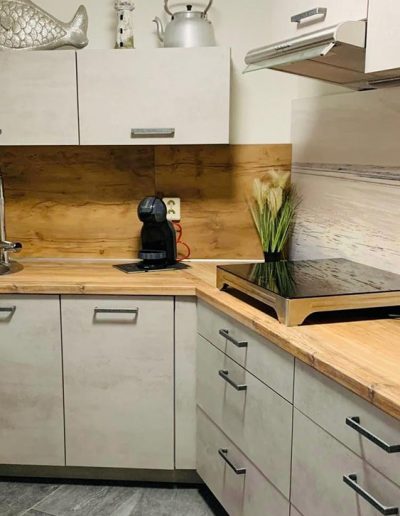 Moderne Küche mit allen nötigen Utensilien im hundefreundlichen Ferienhaus in Nordholland