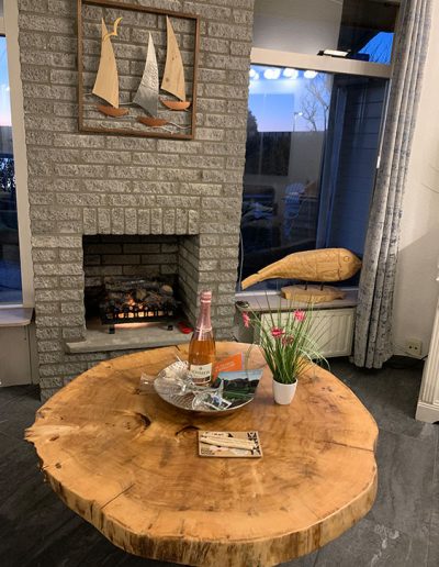 Gemütliches Wohnzimmer mit rustikalen Möbeln im hundefreundlichen Ferienhaus in Nordholland